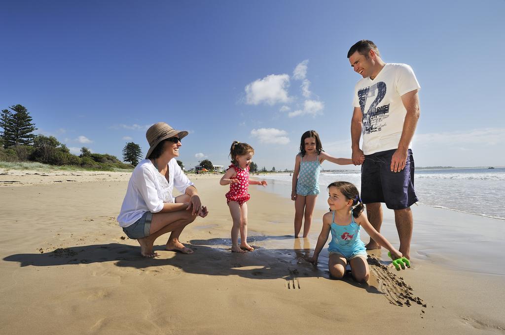 Nrma Stockton Beach Holiday Park Hotel Buitenkant foto