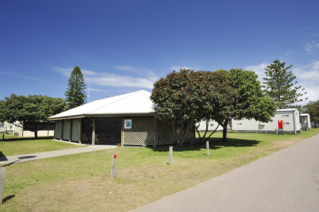 Nrma Stockton Beach Holiday Park Hotel Buitenkant foto